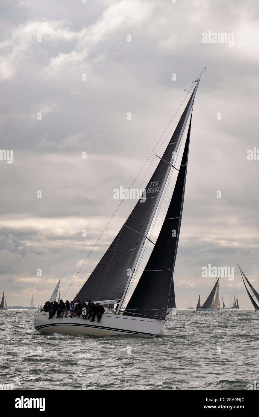 Swan-45-Segelyacht ITA15656 Luna, die auf der Isle of Wight um das Island Yacht Race im Solent entlang der Südküste Englands antritt Stockfoto