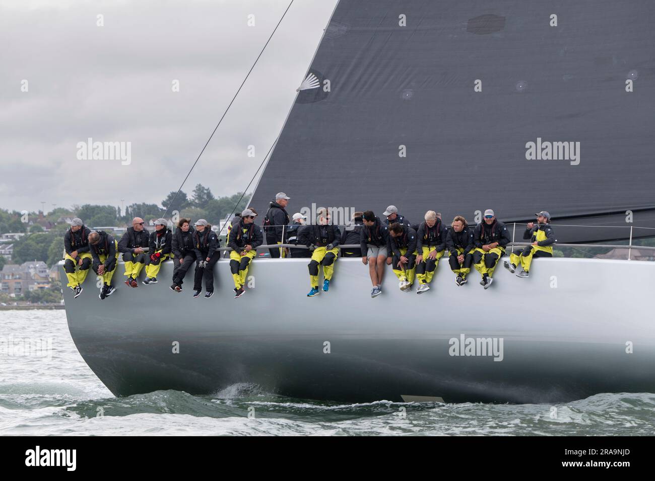 Crew of the Ocean Sailing Yacht berüchtigt genießen Sie die frühen Stadien des Isle of Wight Round the Island Yacht Race in the Solent Stockfoto