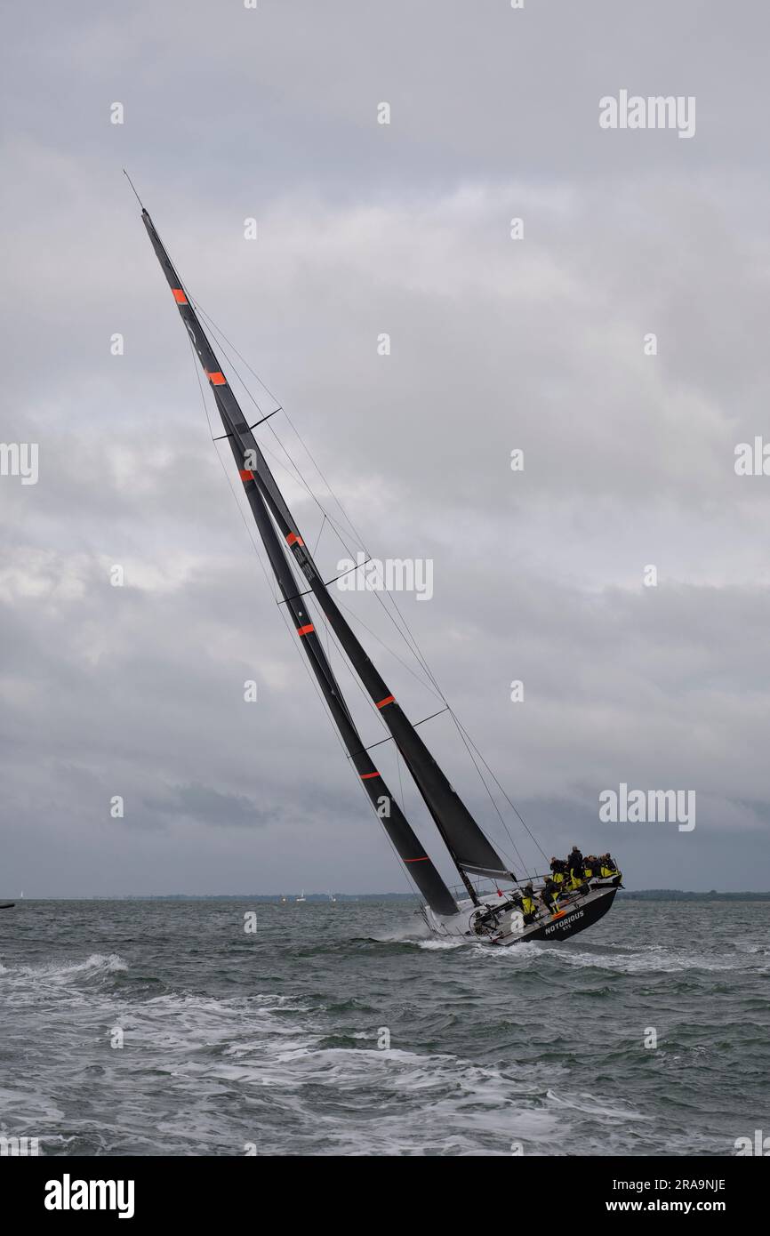 Das offene Wasser voraus, während GBR8728 Rennyacht Berühmtheit in den frühen Stadien des Round the Island Yacht Race eine Führungsposition einnimmt Stockfoto