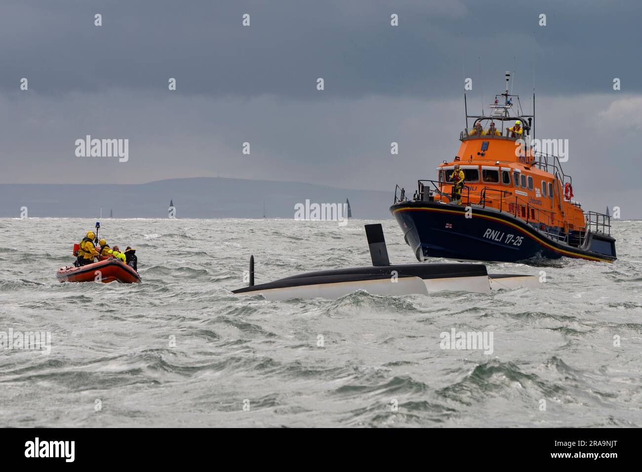 Yarmouth Lifeboat und das Freshwater Lifeboat retten die Crew der gekenterten Trimaran Yacht Origami im Round the Island Race Stockfoto
