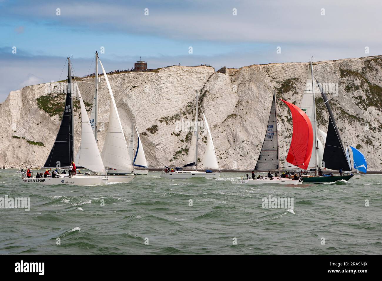 Viele Zuschauer besuchen die Old Battery on the Needles am westlichen Ende der Isle of Wight, um die Wettkämpfer beim Round the Island Race zu sehen Stockfoto