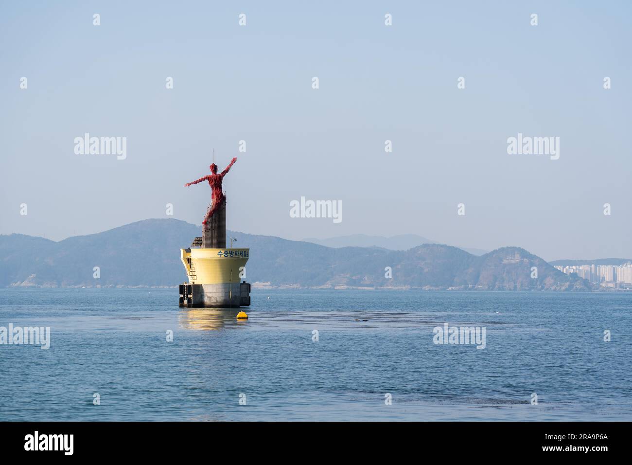 Statue einer Frau inmitten des Haeundae Beach Ozeans in Busan, Südkorea Stockfoto