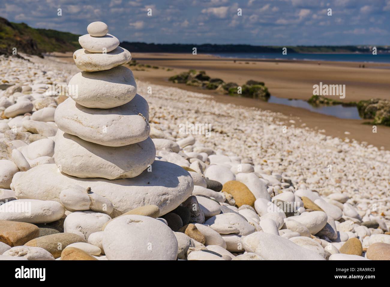 Ein Haufen weißer gestapelter Steine am Speeton Beach, Filey Bay, North Yorkshire Stockfoto