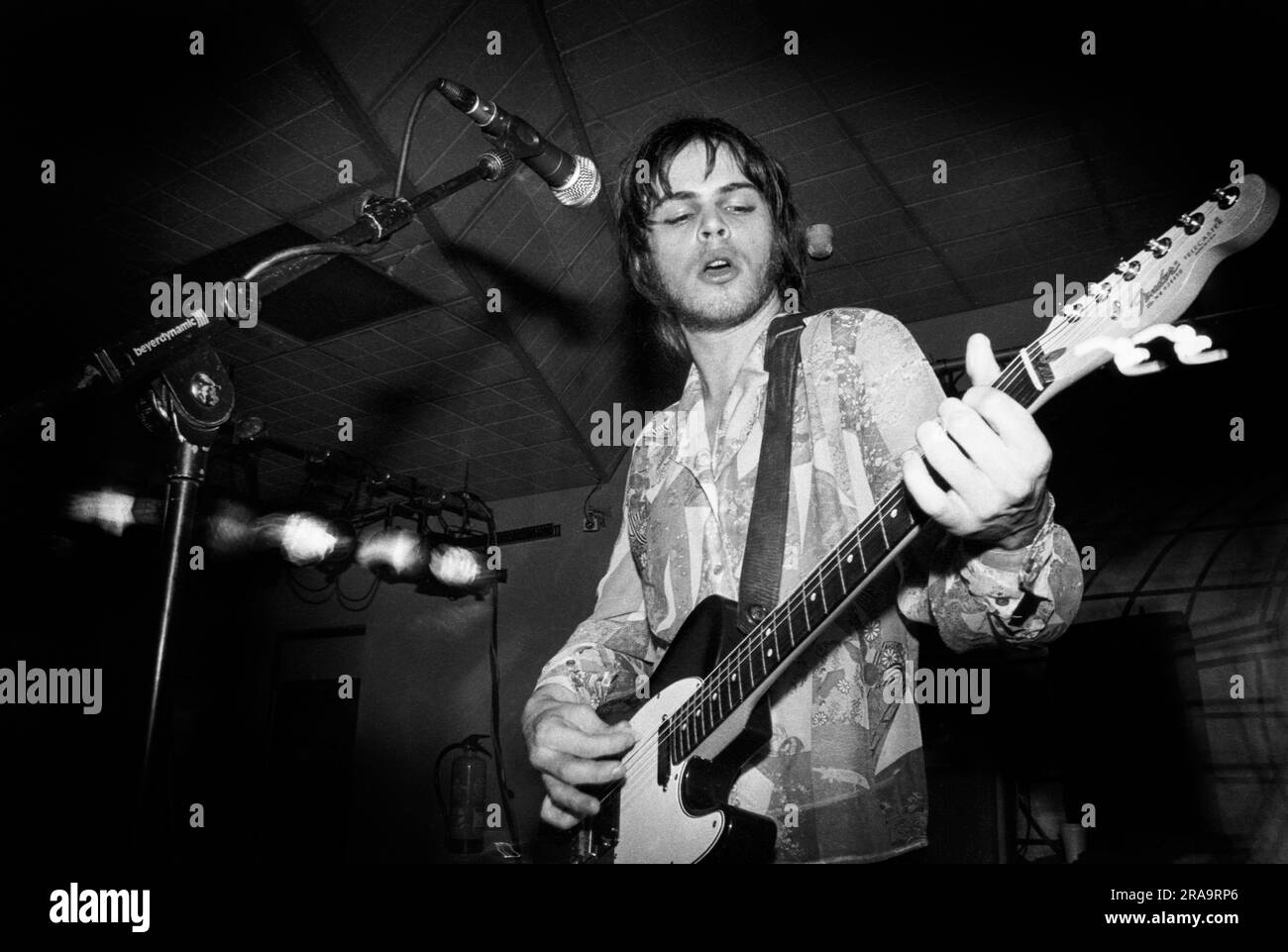 SUPERGRASS, FRÜHE TOUR, 1995: Gaz Coombes von Supergrass spielt am 7. März 1995 an der Glamorgan University, Treforest, Wales. Foto: Rob Watkins. INFO: Supergrass, eine britische Rockband, erzielte in den 1990er Jahren mit ihrer ansteckenden Mischung aus Britpop und Punkeinflüssen Erfolg. Hits wie „Alright“ und Alben wie „I Should Coco“ festigten ihren Ruf für energiegeladene, eingängige Melodien und trugen zur pulsierenden Musikszene der damaligen Zeit bei. Stockfoto