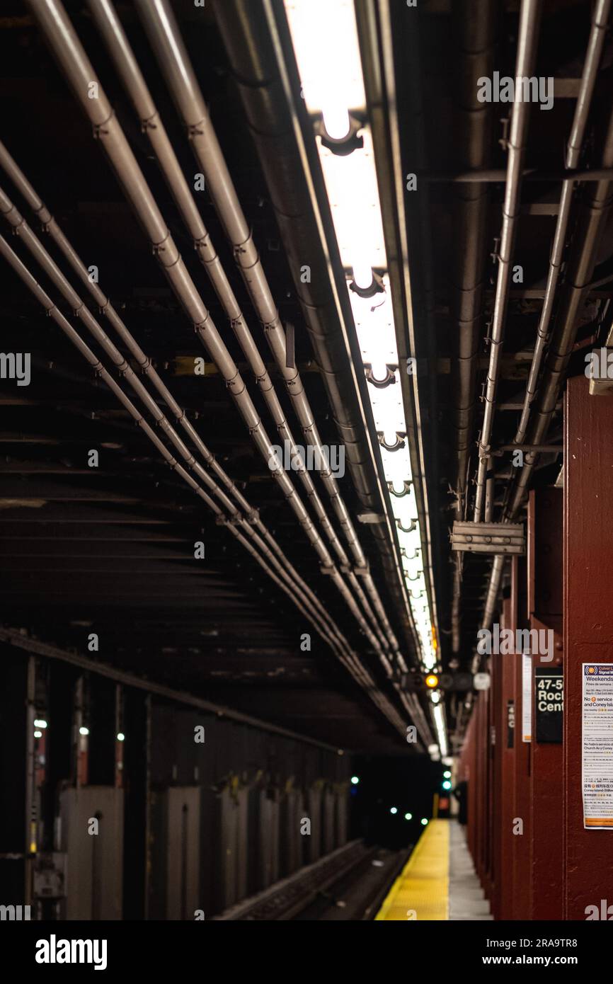 New York City U-Bahn-Plattform wartet auf die U-Bahn-Station am Rockefeller Center Stockfoto