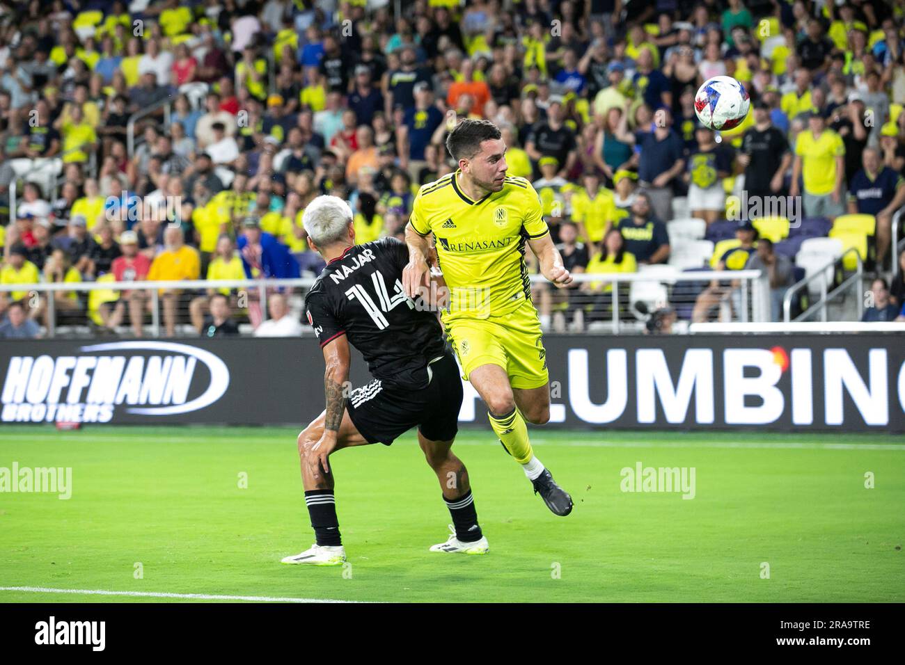 Nashville, Tennessee, USA. 1., Juli 2023. Andy Najar (14) und Daniel Lovitz (2). Nashville SC besiegt D.C. United 2-0 im GEODIS Park. Kredit: Kindell Buchanan/Alamy Live News. Stockfoto