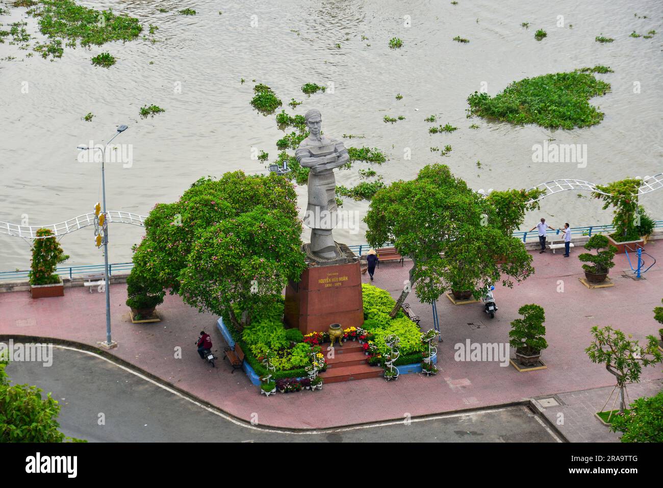 My Tho, Vietnam - 17. Juni 2023. Denkmal von Nguyen Huu Huan, einem Helden Vietnams im Stadtpark My Tho, Provinz Tien Giang. Stockfoto