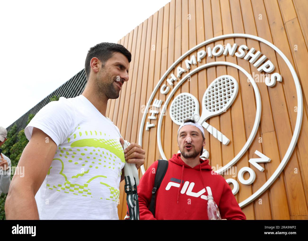 London, Großbritannien. 02. Juli 2023. 2. Juli 2023; All England Lawn Tennis and Croquet Club, London, England: Wimbledon Tennis Tournament Training Day; Defending Wimbledon Champion Novak Djokovic (SRB) Ankunft auf den Aorangi Park Courts für seine Übungssitzung Credit: Action Plus Sports Images/Alamy Live News Stockfoto