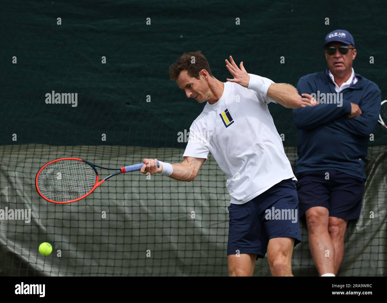 London, Großbritannien. 02. Juli 2023. 2. Juli 2023; All England Lawn Tennis and Croquet Club, London, England: Wimbledon Tennis Tournament Practice Day; Andy Murray (GBR) mit einem Vorderschuss mit Coach Ivan Lendl beim Credit: Action Plus Sports Images/Alamy Live News Stockfoto