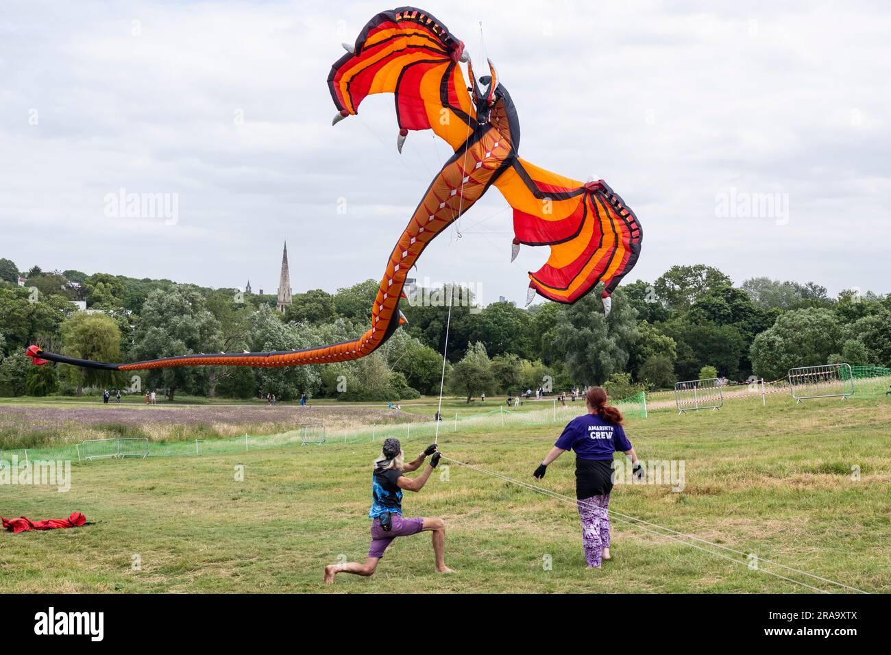 London, Großbritannien. 2. Juli 2023 Mitglieder der britischen Drachen-Gesellschaft starten eine Drachen-Schöpfung bei einem eintägigen Drachen-Festival in weniger als idealen, wirbelnden Winden auf dem Parliament Hill. Die Teilnehmer nehmen an einem Drachenfliegenfestival im ganzen Land und international Teil, wobei sie einige ihrer eigenen auffälligen Designs verwenden. Kredit: Stephen Chung / Alamy Live News Stockfoto