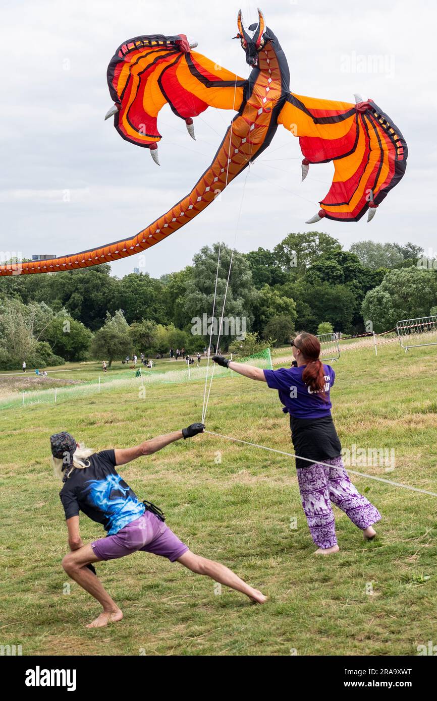 London, Großbritannien. 2. Juli 2023 Mitglieder der britischen Drachen-Gesellschaft starten eine Drachen-Schöpfung bei einem eintägigen Drachen-Festival in weniger als idealen, wirbelnden Winden auf dem Parliament Hill. Die Teilnehmer nehmen an einem Drachenfliegenfestival im ganzen Land und international Teil, wobei sie einige ihrer eigenen auffälligen Designs verwenden. Kredit: Stephen Chung / Alamy Live News Stockfoto