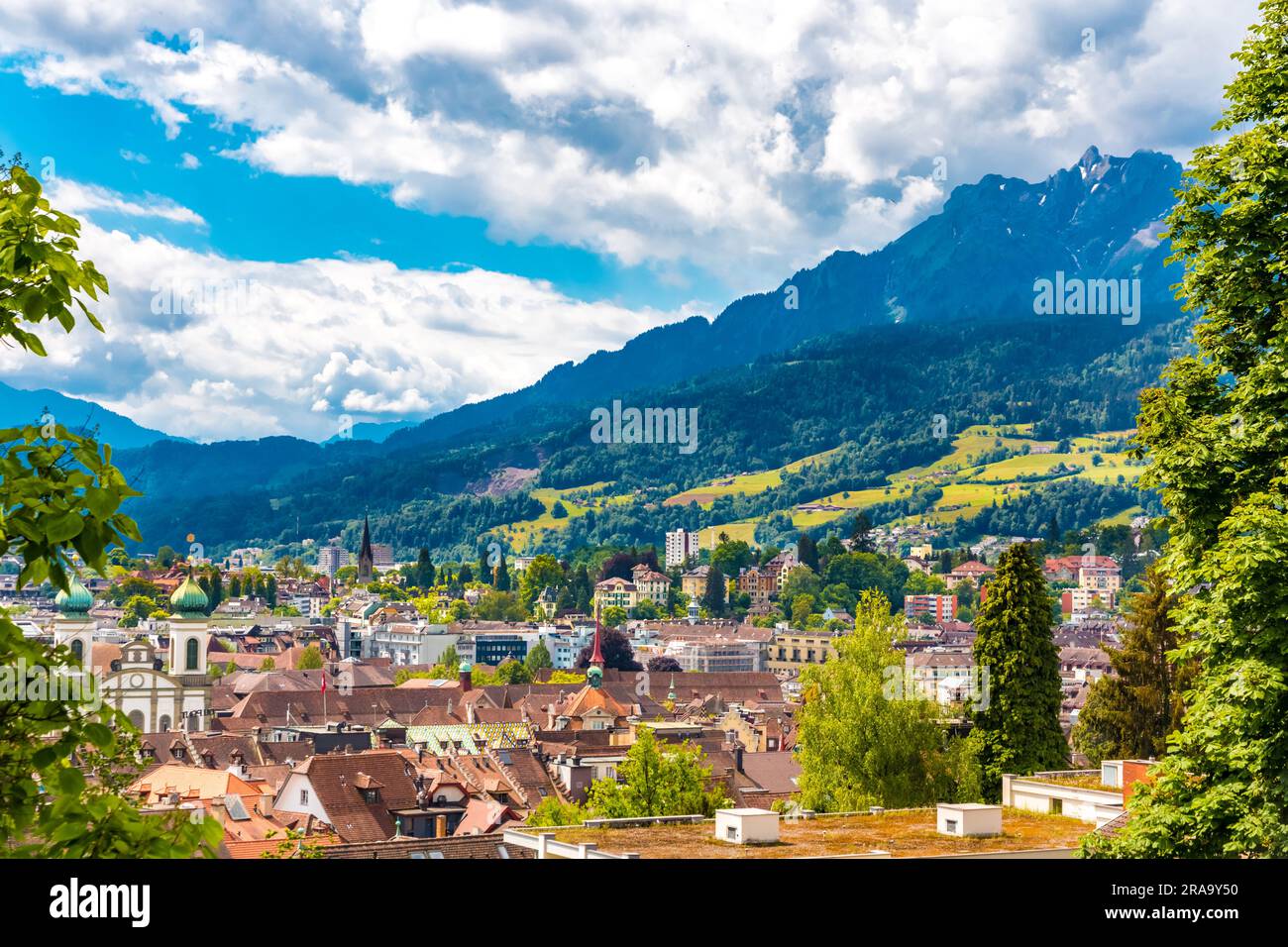 Wunderschöne Aussicht auf Luzern mit einem beeindruckenden bergigen Panorama von der mittelalterlichen Festungsmauer Museggmauer an einem sonnigen Tag mit einem blauen... Stockfoto