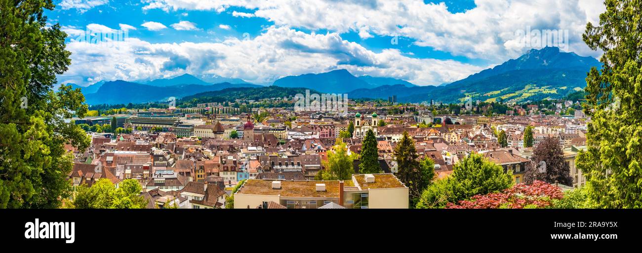 Großes Panoramafoto mit Blick auf die Altstadt von Luzern und einem beeindruckenden bergigen Panorama auf der Rückseite, von der mittelalterlichen Festungsmauer aus gesehen... Stockfoto