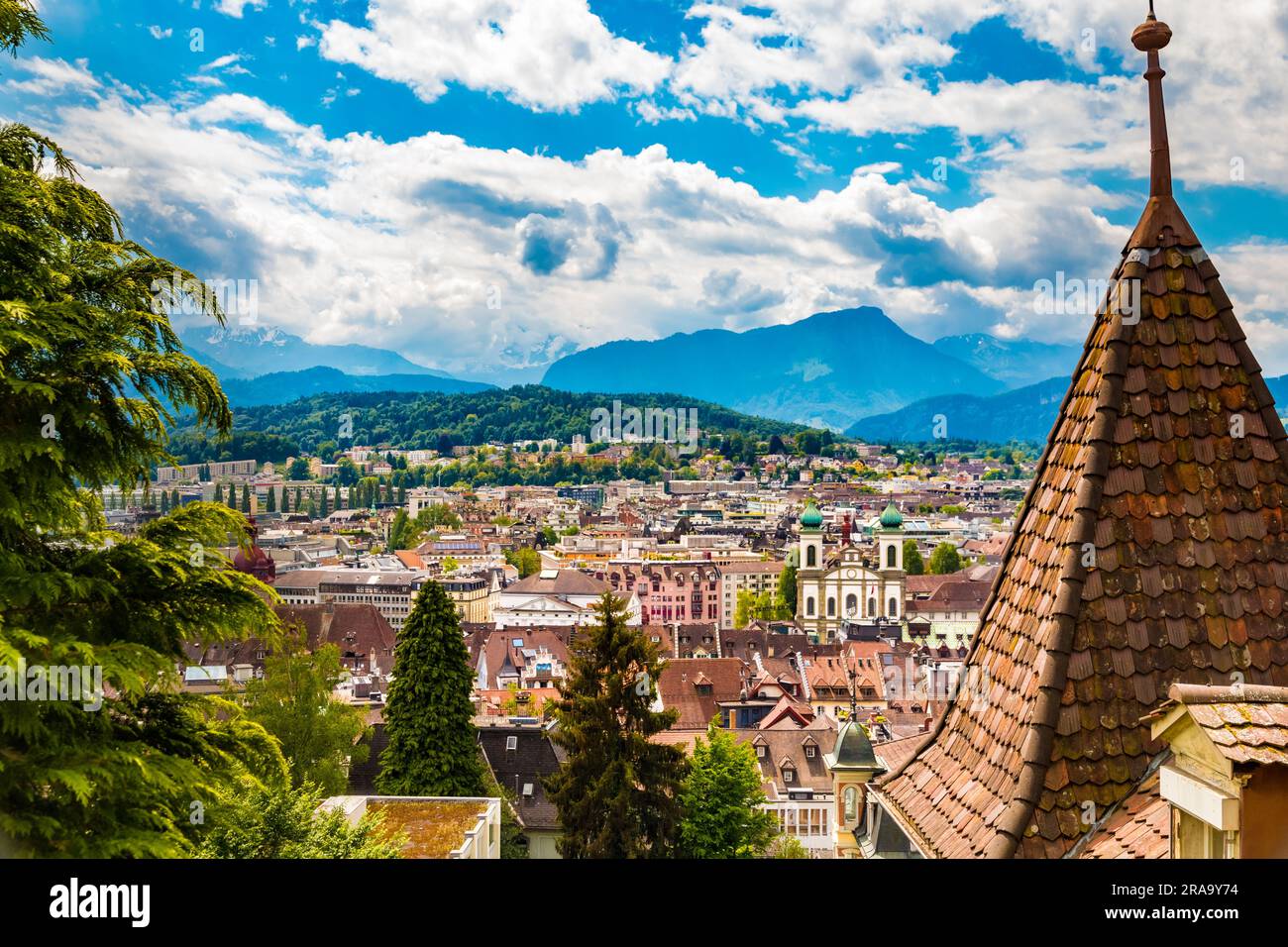 Malerischer Blick auf die Altstadt von Luzern mit der Jesuitenkirche vorne und einem beeindruckenden Bergpanorama hinten, von der berühmten... Stockfoto