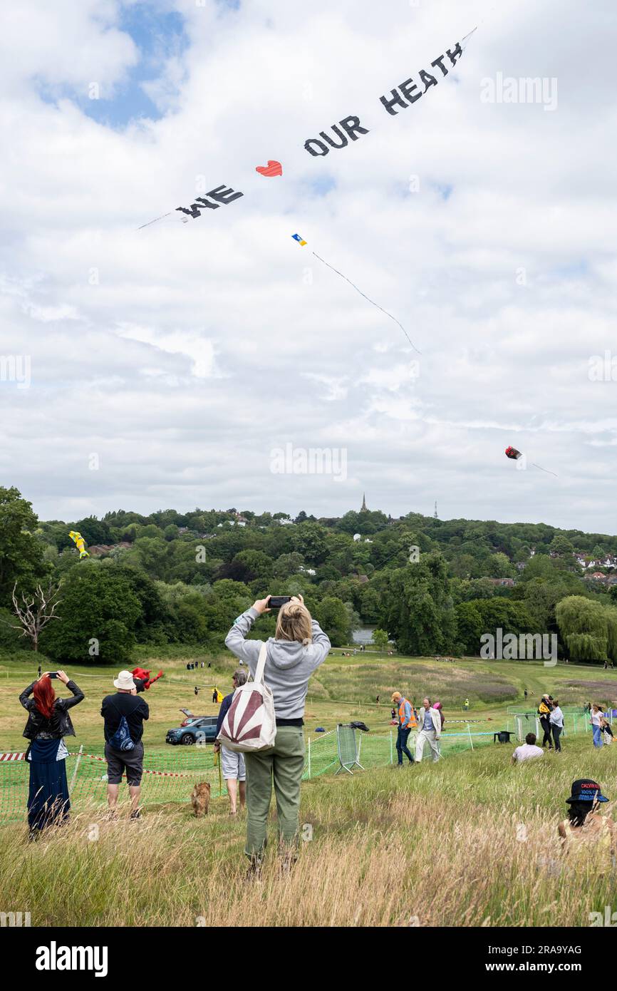 London, Großbritannien. 2. Juli 2023 Die Öffentlichkeit sieht Kreationen, die von Mitgliedern der britischen Kite Society bei einem eintägigen Drachenfestival in weniger als idealen Winden auf dem Parliament Hill vorgestellt wurden. Die Teilnehmer nehmen an Drachen-Fliegenfestivals im ganzen Land und international Teil und nutzen einige ihrer eigenen auffälligen Designs. Kredit: Stephen Chung / Alamy Live News Stockfoto