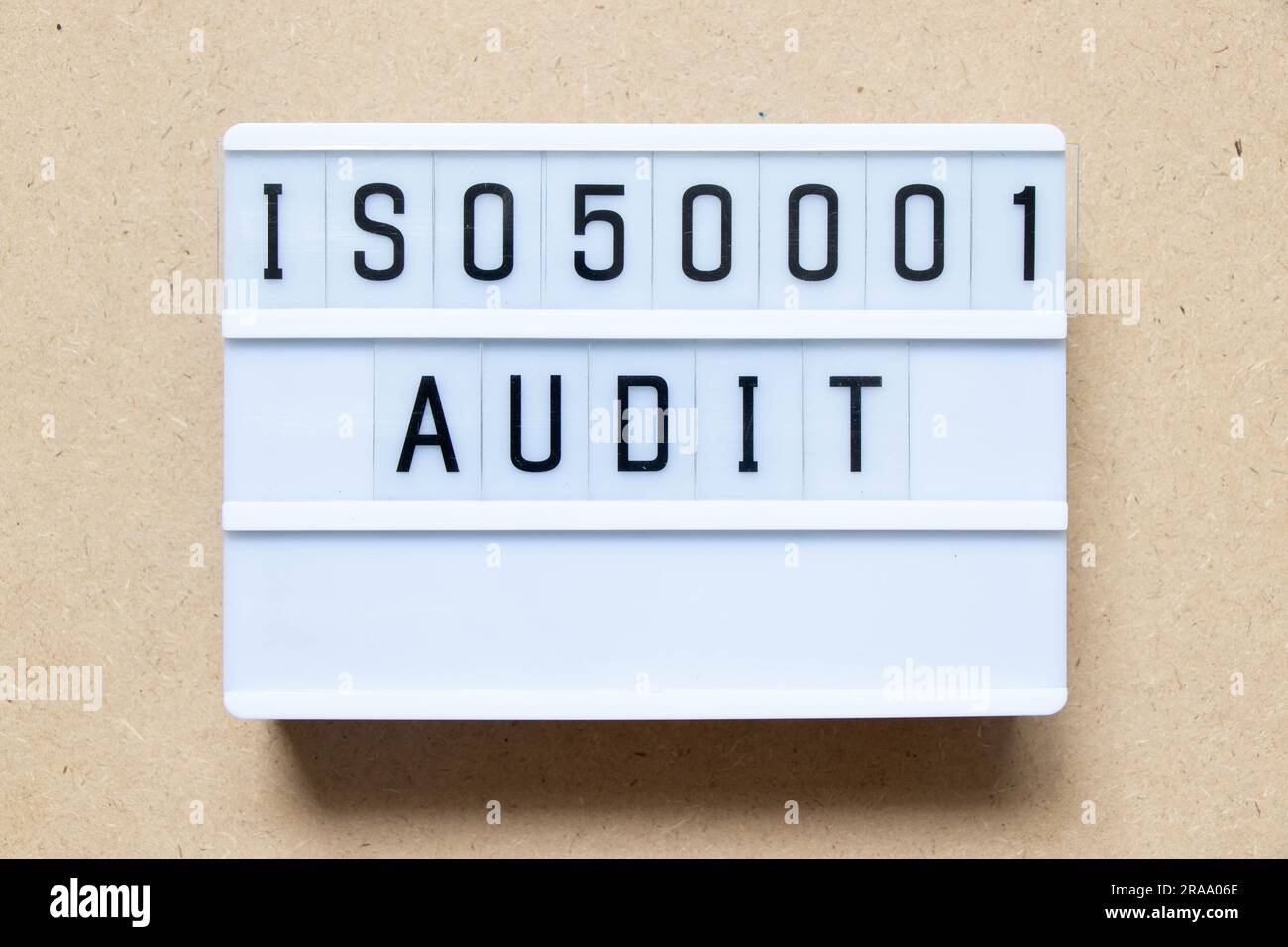Lightbox mit Word ISO 50001 Audit auf Holzhintergrund Stockfoto
