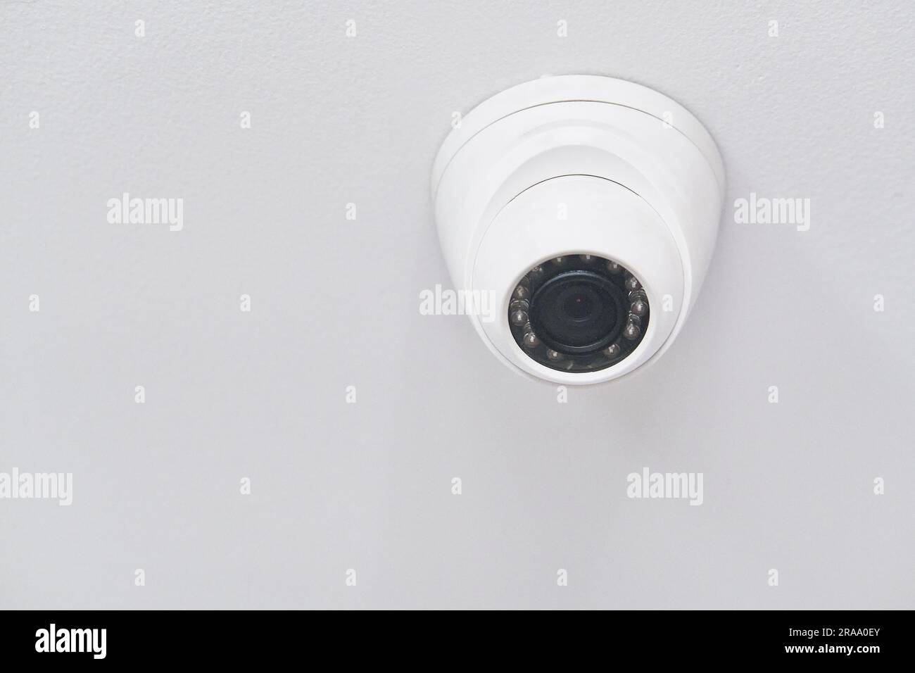 Videoüberwachung an der weißen Decke in einem modernen Gebäude Stockfoto