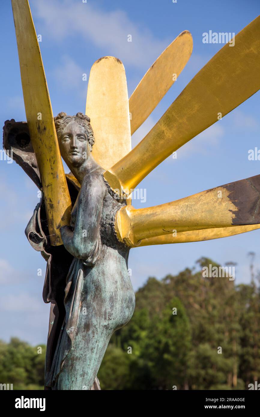 Kunstskulptur in der Fundación Pablo Atchugarry, einer renommierten Kunststiftung, die faszinierende Kunstwerke in Uruguay zeigt. Geschaffen vom uruguayischen Künstler Stockfoto