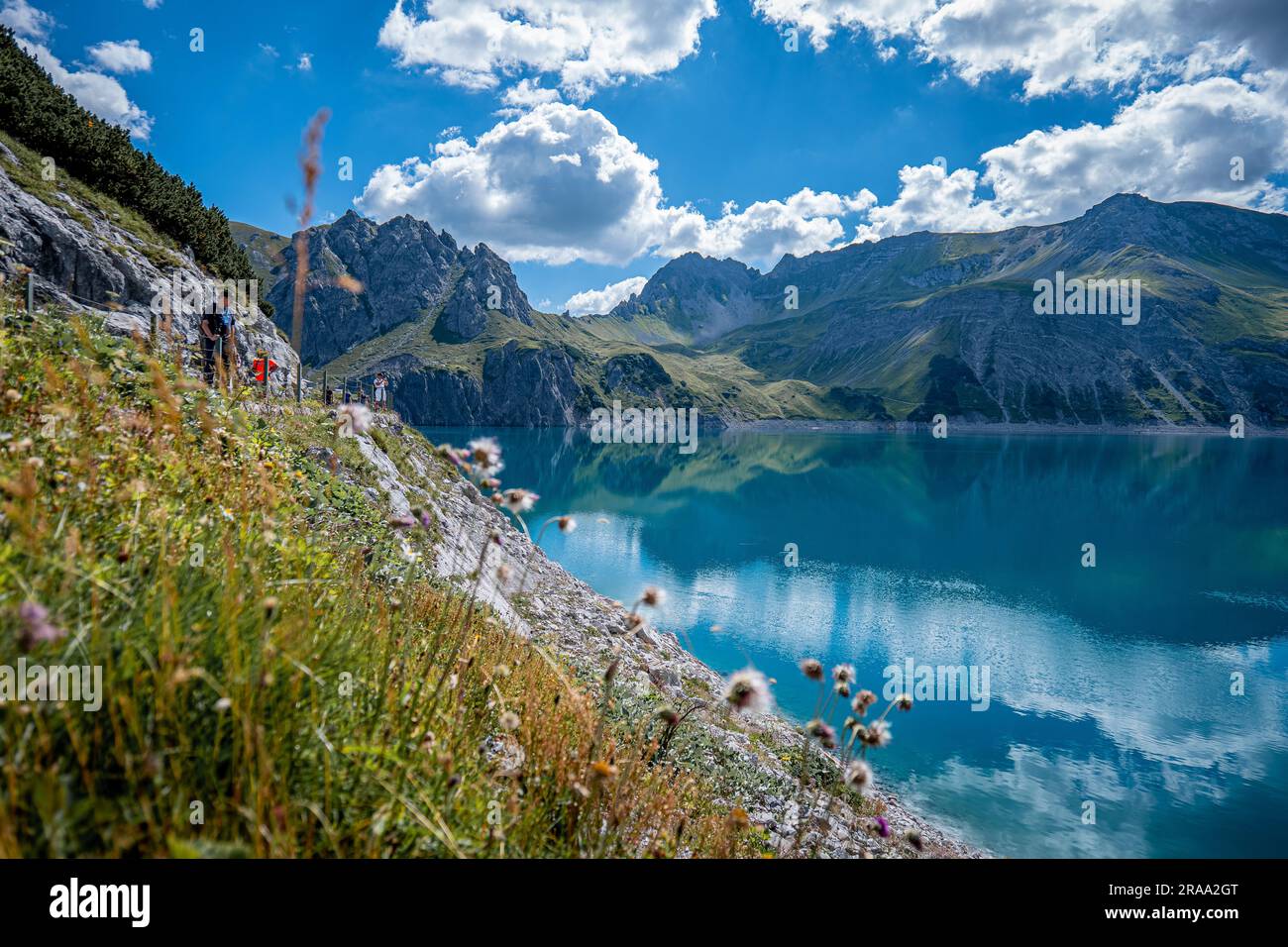 Ein Wandertag in den Alpen in Österreich am und über dem Lünersee Stockfoto