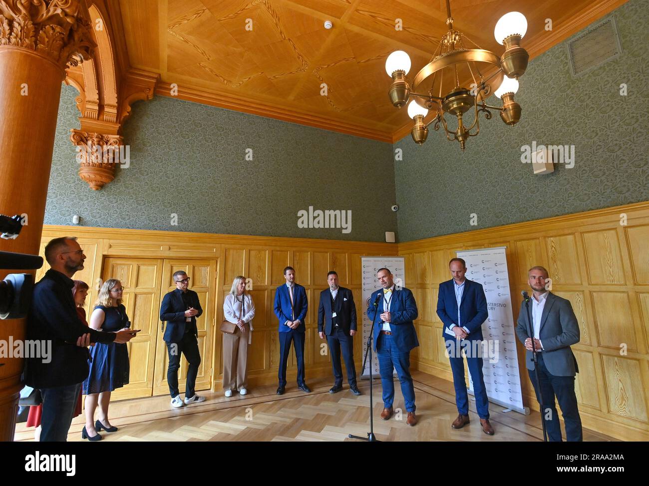 Karlsbad, Tschechische Republik. 02. Juli 2023. Der tschechische Kulturminister Martin Baxa, 3. von rechts, spricht während des Pressebriefes nach einem Treffen mit Vertretern der Filmindustrie im Rahmen des Internationalen Filmfestivals Karlovy Vary (KVIFF) 57. am 2. Juli 2023 in Karlsbad, Tschechische Republik. Kredit: Slavomir Kubes/CTK Photo/Alamy Live News Stockfoto