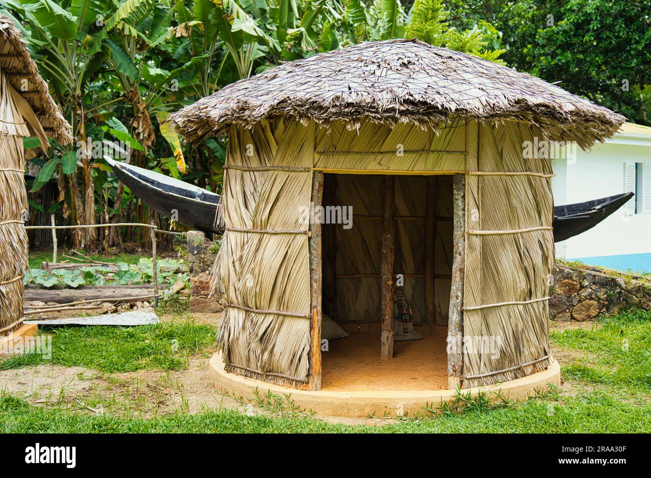 Beispiel für traditionelle Palmenhäuser, die weit zurück auf den Seychellen, Mahe Seychellen, gebaut wurden. Stockfoto