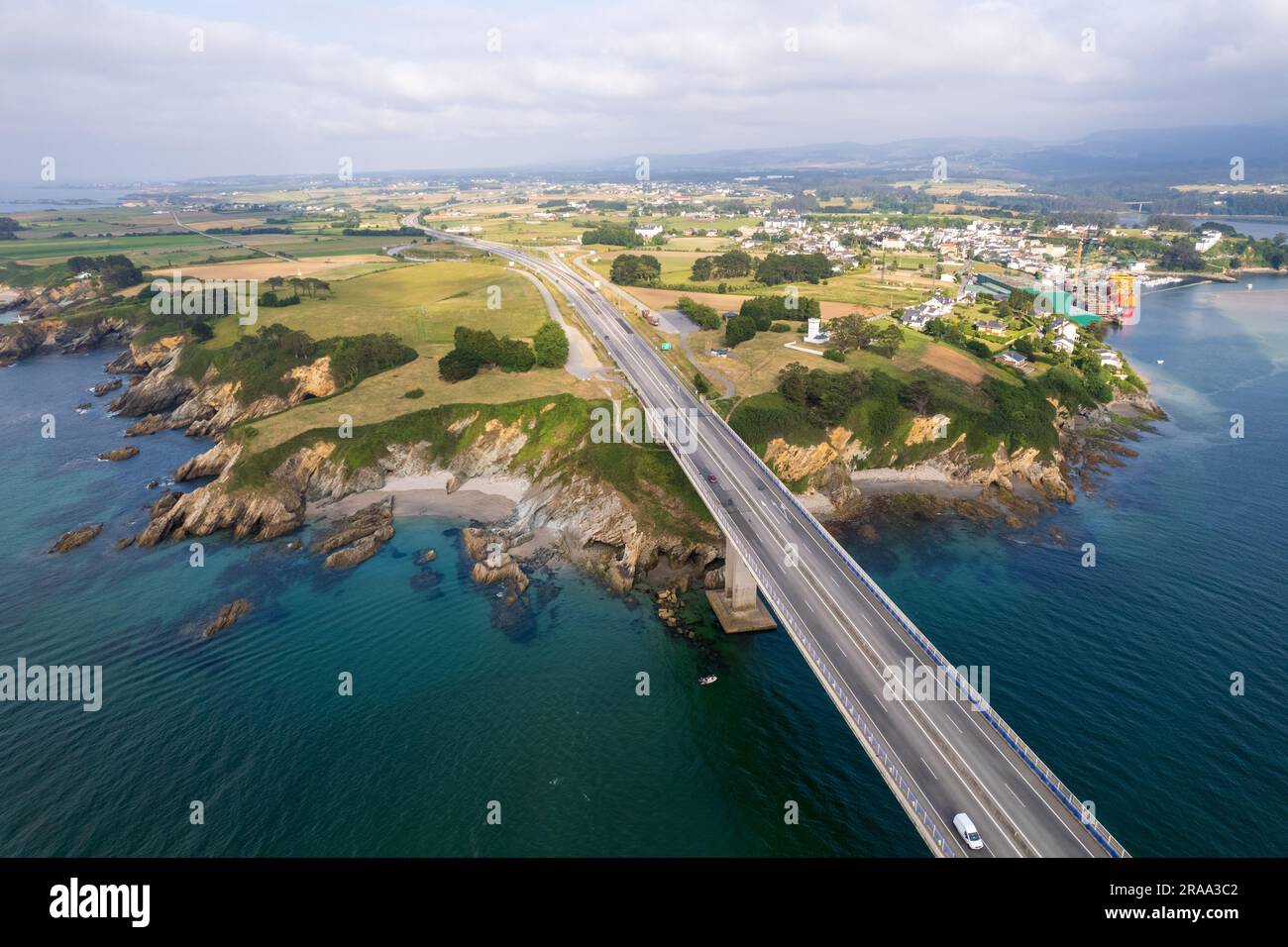 Luftaufnahme der Brücke in Ribadeo in Nordspanien Stockfoto