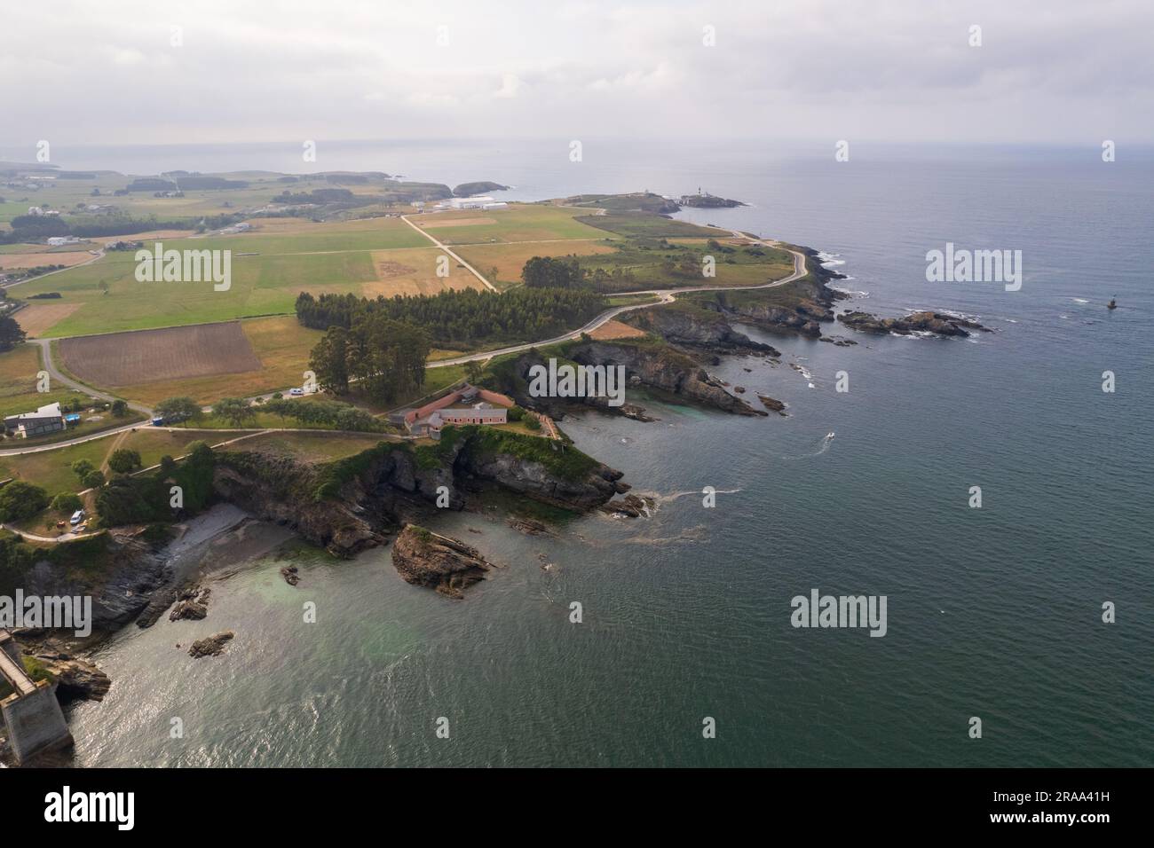 Luftaufnahme der Brücke in Ribadeo in Nordspanien Stockfoto