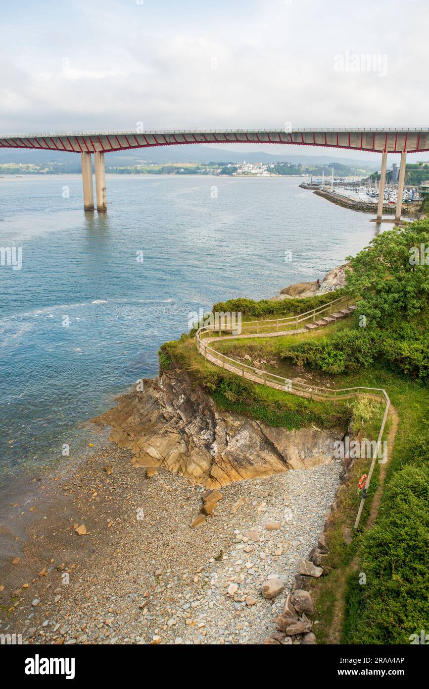 Luftaufnahme der Brücke in Ribadeo in Nordspanien Stockfoto