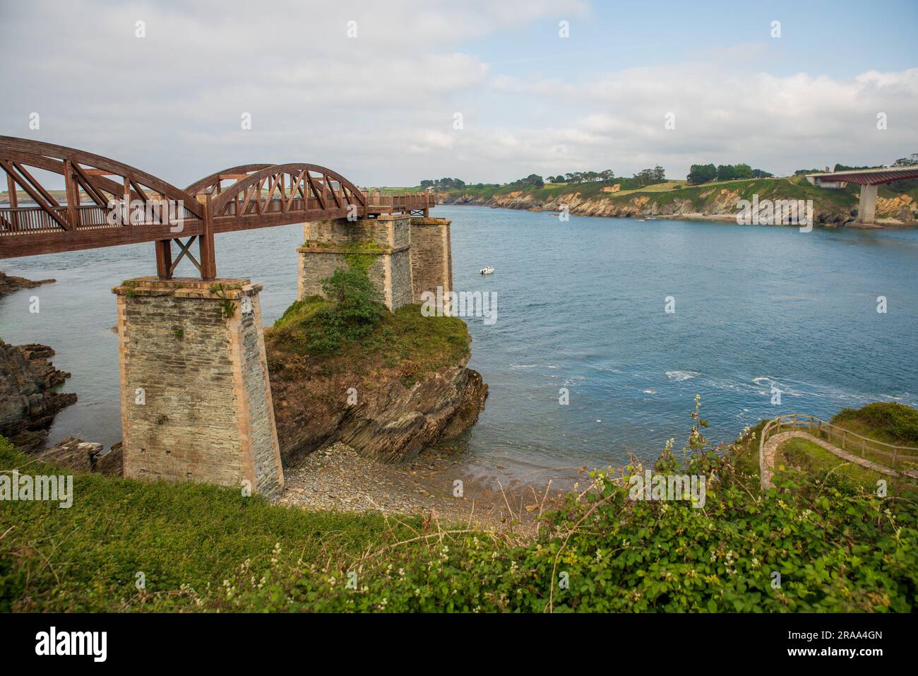 Luftaufnahme der Brücke in Ribadeo im Norden Spaniens Stockfoto