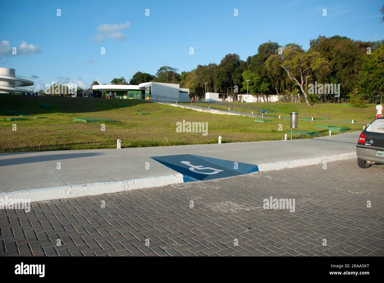 Rollstuhlgerechte Rampe auf einem Gehweg in João Pessoa, Paraíba, Brasilien. Gewährleistung von Inklusivität und gleichberechtigtem Zugang für Menschen mit Behinderungen Stockfoto