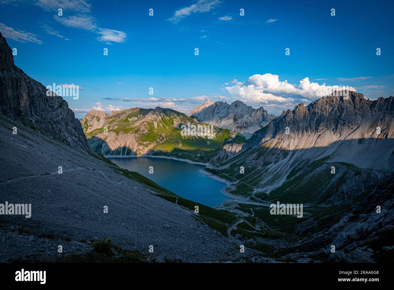 Ein Wandertag in den Alpen in Österreich am und über dem Lünersee Stockfoto