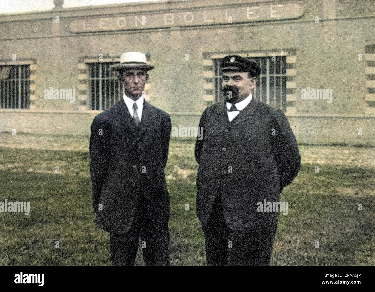 LEON BOLLEE - französischer Erfinder, bekannt für seine Arbeit an Rechenmaschinen und Autos, insbesondere die „voiturette“, die 1908 mit Wilbur Wright (links) fotografiert wurde. Datum: 1870 - 1913 Stockfoto