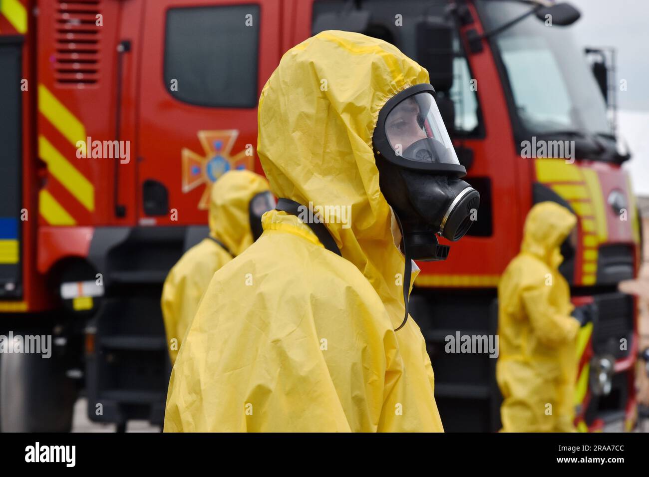 Ein ukrainischer Notfallhelfer, der während eines Trainings zur Strahlenexposition in Zaporizhzhien einen Strahlenschutzanzug trug. In Zaporizhhia wurde eine umfassende, praxisnahe Katastrophenschutzausbildung durchgeführt, um sich auf eine mögliche Katastrophe im Kernkraftwerk Zaporizhzhia vorzubereiten. Die Mitarbeiter der Militärverwaltung des Oblast Zaporizhia, der lokalen Behörden, des staatlichen Notdienstes der Ukraine, Mitglieder der Strafverfolgungsbehörden und Spezialdienste waren an der Ausbildung beteiligt. Während des Trainings haben sie schnell einen gemeinsamen Handlungsalgorithmus entwickelt Stockfoto