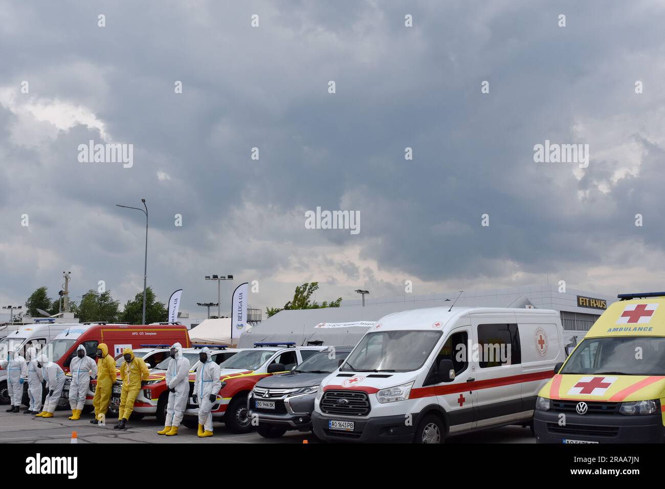 Ukrainische Notfallhelfer und Ärzte werden während einer Ausbildung zur Strahlenexposition in Zaporizhzhien mit Strahlenschutzanzügen gesehen. In Zaporizhhia wurde eine umfassende, praxisnahe Katastrophenschutzausbildung durchgeführt, um sich auf eine mögliche Katastrophe im Kernkraftwerk Zaporizhzhia vorzubereiten. Die Mitarbeiter der Militärverwaltung des Oblast Zaporizhia, der lokalen Behörden, des staatlichen Notdienstes der Ukraine, Mitglieder der Strafverfolgungsbehörden und Spezialdienste waren an der Ausbildung beteiligt. Während des Trainings haben sie einen gemeinsamen Algorithmus von Acti entwickelt Stockfoto