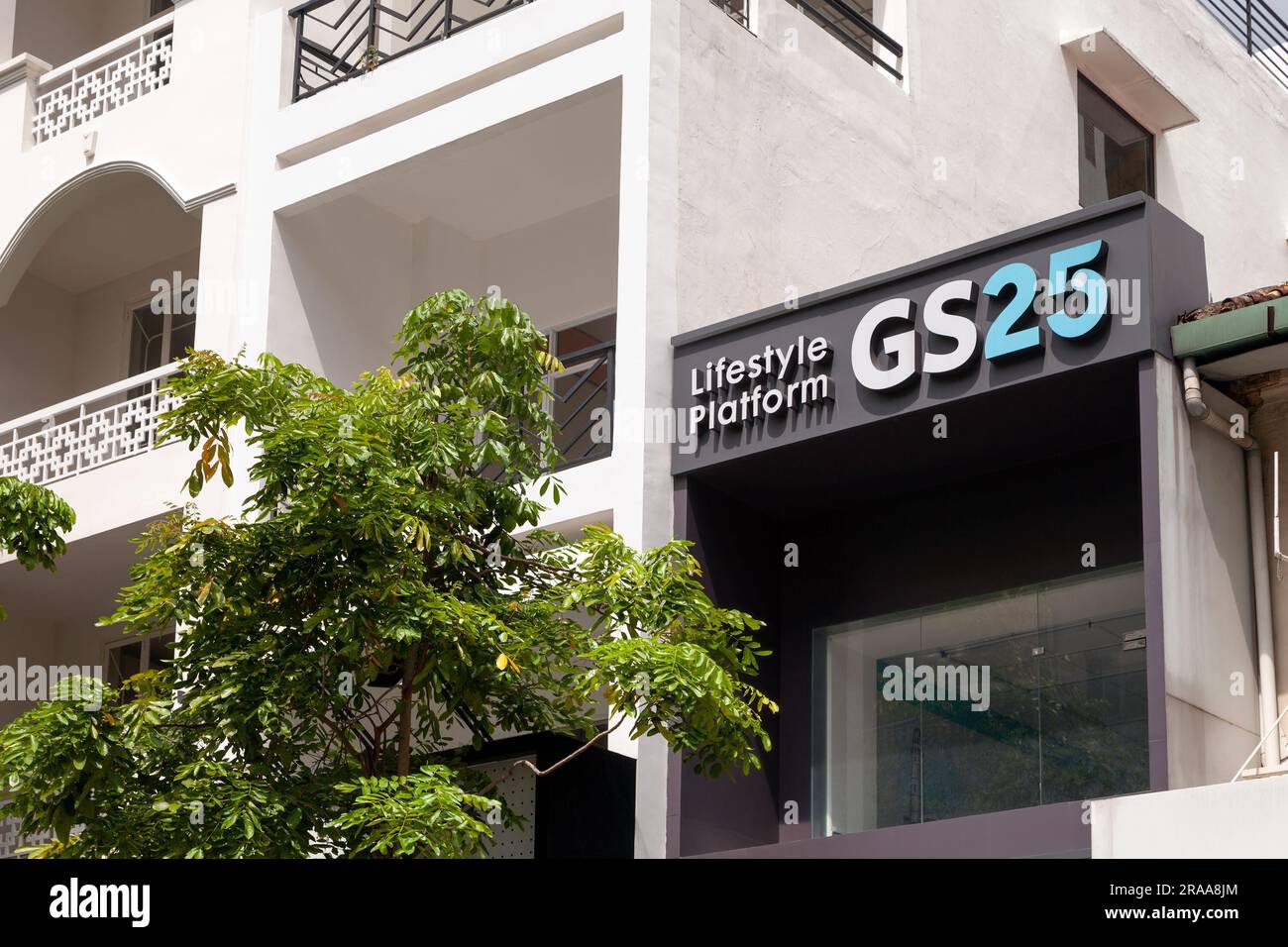 Ho-Chi-Minh-Stadt, Vietnam - 4. Juni 2023: Blaues und schwarzes Handelsschild mit GS25-Logo auf einem 24-Stunden-Geschäft. Werbung vor einem Supermarkt Stockfoto