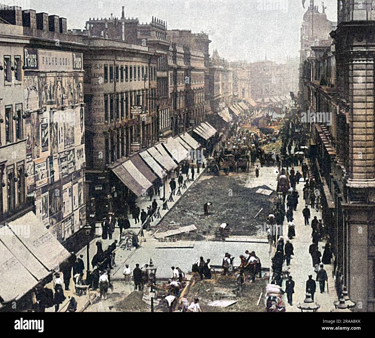 Straßenbauarbeiten bringen die Oxford Street zum Stillstand. Datum: 1909 Stockfoto