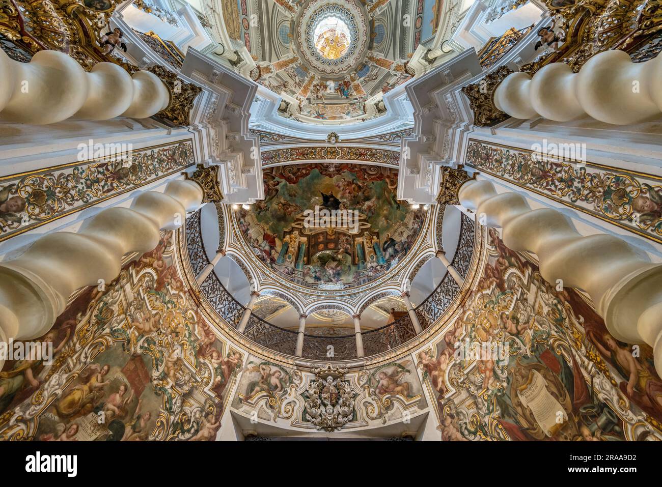 Sevilla, Spanien: Weitwinkelblick von innen auf die Säulen des Haupttors und die Kuppel der Kirche Saint Louis von Frankreich (San Luis de los Franceses) Stockfoto