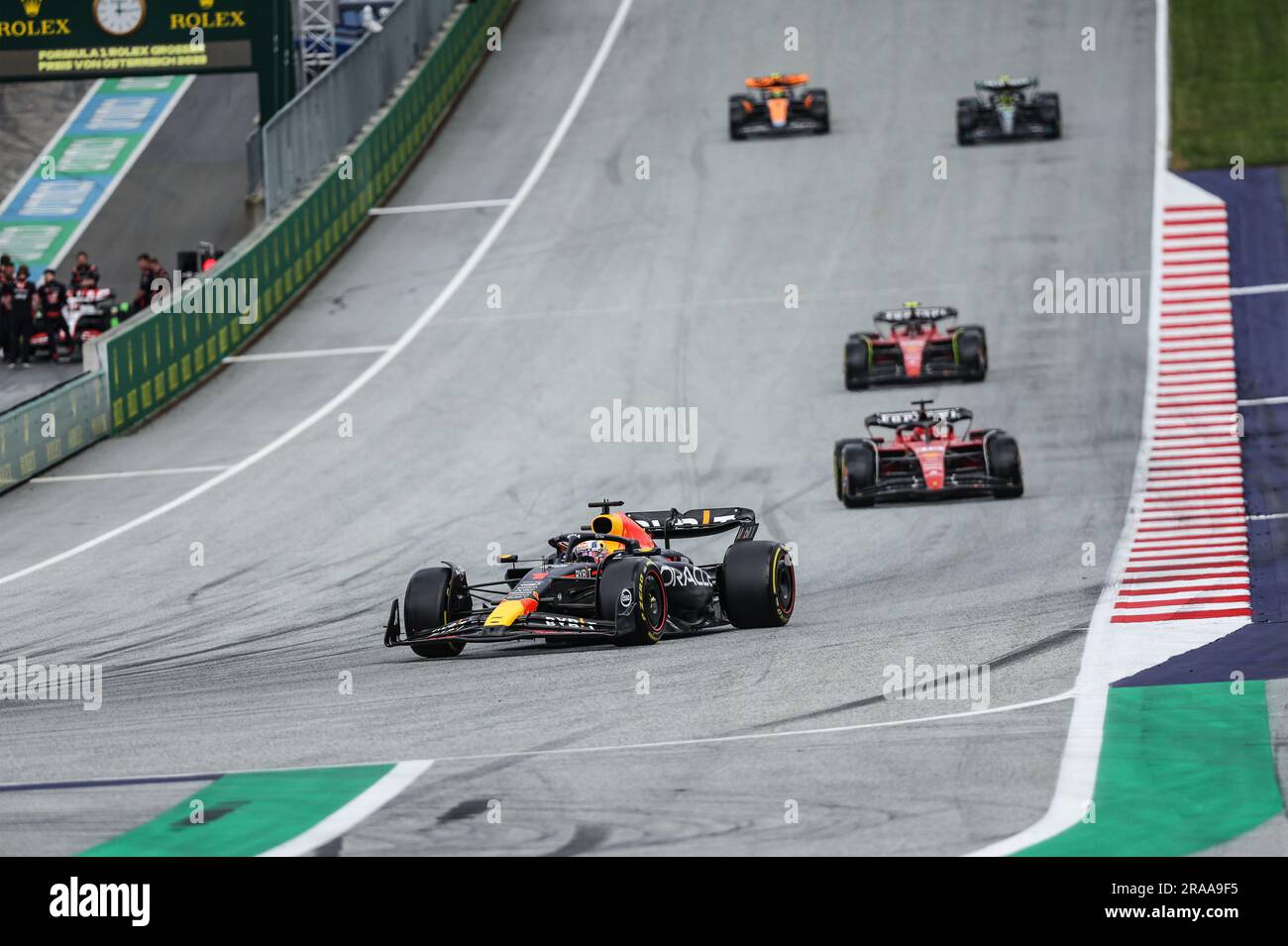 Spielberg, Österreich. 02. Juli 2023. Startwettbewerb 01 VERSTAPPEN Max (nld), Red Bull Racing RB19, Action 16 LECLERC Charles (mco), Scuderia Ferrari SF-23, Action während der Formel 2023 1 Rolex Grosser Preis von Osterreich, 2023 Österreichischer Grand Prix, 9. Runde der Formel-1-Weltmeisterschaft 2023 von Juni 30 bis Juli 2, 2023 auf dem Red Bull Ring, in Spielberg, Österreich Kredit: Independent Photo Agency Srl/Alamy Live News Stockfoto
