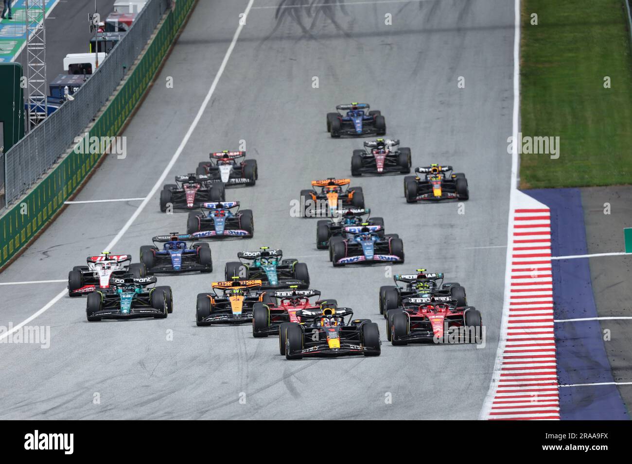 Spielberg, Österreich. 02. Juli 2023. Startwettbewerb 01 VERSTAPPEN Max (nld), Red Bull Racing RB19, Action 16 LECLERC Charles (mco), Scuderia Ferrari SF-23, Action während der Formel 2023 1 Rolex Grosser Preis von Osterreich, 2023 Österreichischer Grand Prix, 9. Runde der Formel-1-Weltmeisterschaft 2023 von Juni 30 bis Juli 2, 2023 auf dem Red Bull Ring, in Spielberg, Österreich Kredit: Independent Photo Agency Srl/Alamy Live News Stockfoto