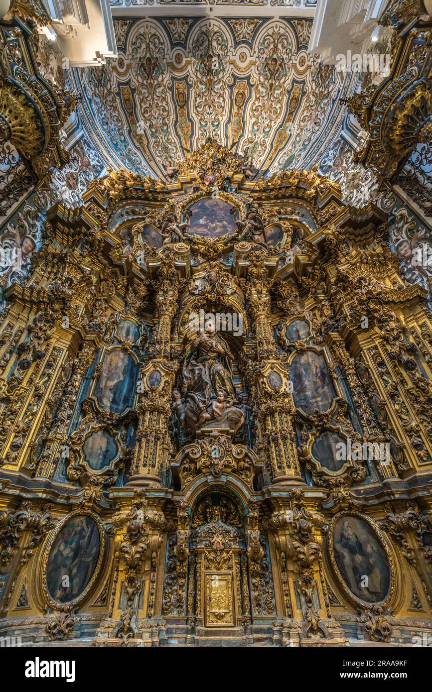Sevilla, Spanien: Weitwinkelblick von innen auf den Altaraufsatz St. Stanislaus Kostka Kirche St. Louis von Frankreich (San Luis de los Franc Stockfoto