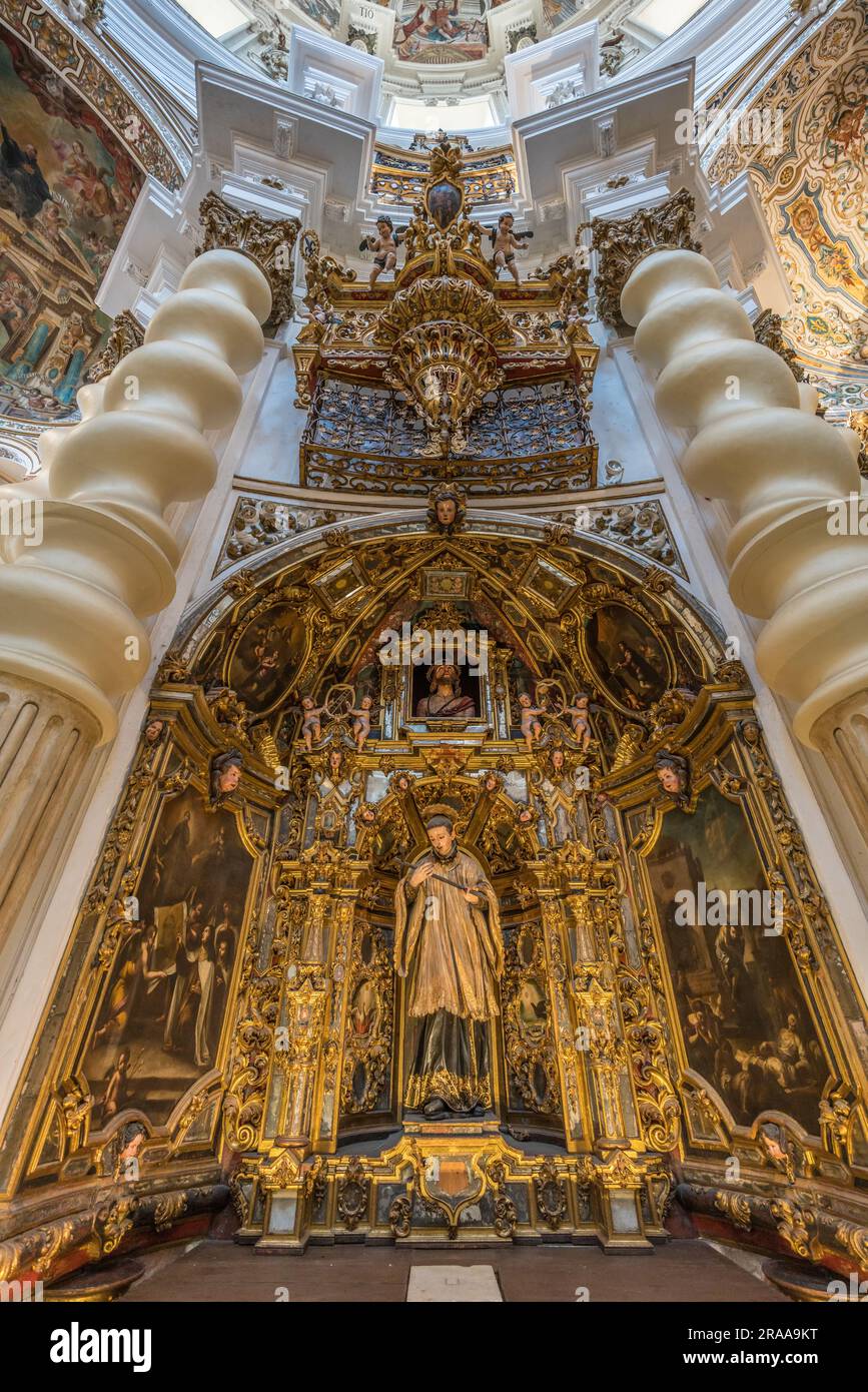 Sevilla, Spanien: Weitwinkelansicht des Seitenaltars in der Kirche Saint Louis von Frankreich (San Luis de los Franceses). Stockfoto