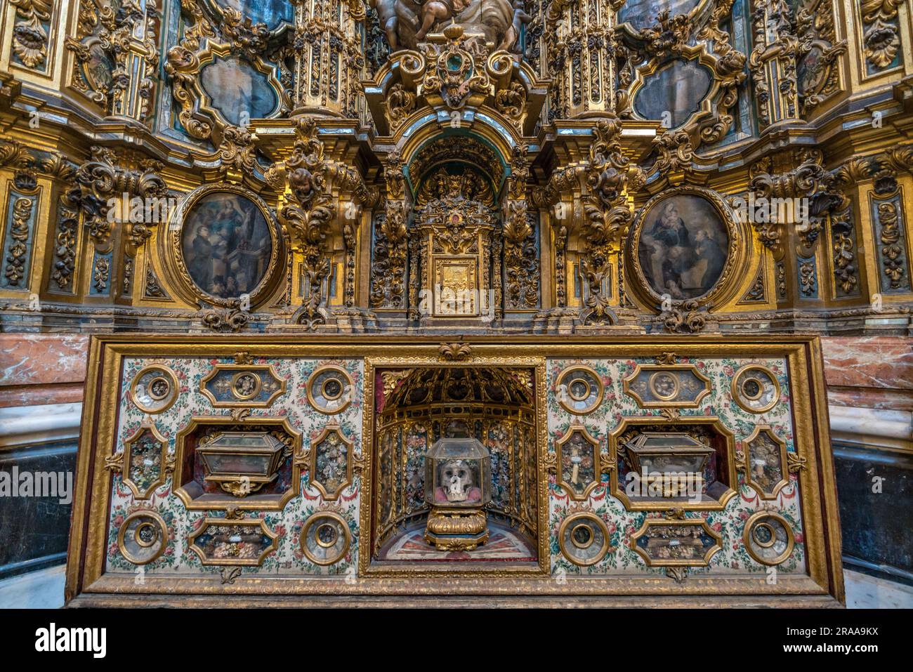 Sevilla, Spanien: Weitwinkelblick von innen auf das Schädelrelic San faustino und den Altar von St. Stanislaus Kostka in der Kirche San Luis de Stockfoto
