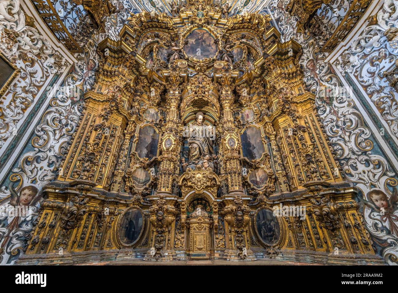 Sevilla, Spanien: Weitwinkelblick von innen auf den Altar des Heiligen Franziskus Borgia in der Kirche St. Louis von Frankreich (San Luis de los Fran Stockfoto