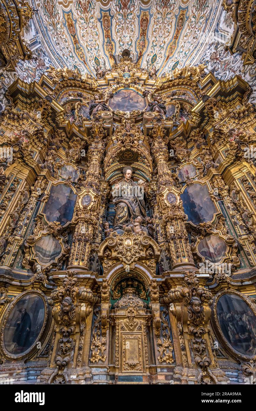 Sevilla, Spanien: Weitwinkelblick auf den Altar des Heiligen Franziskus Borgia in der Kirche San Luis de los Franceses. Stockfoto