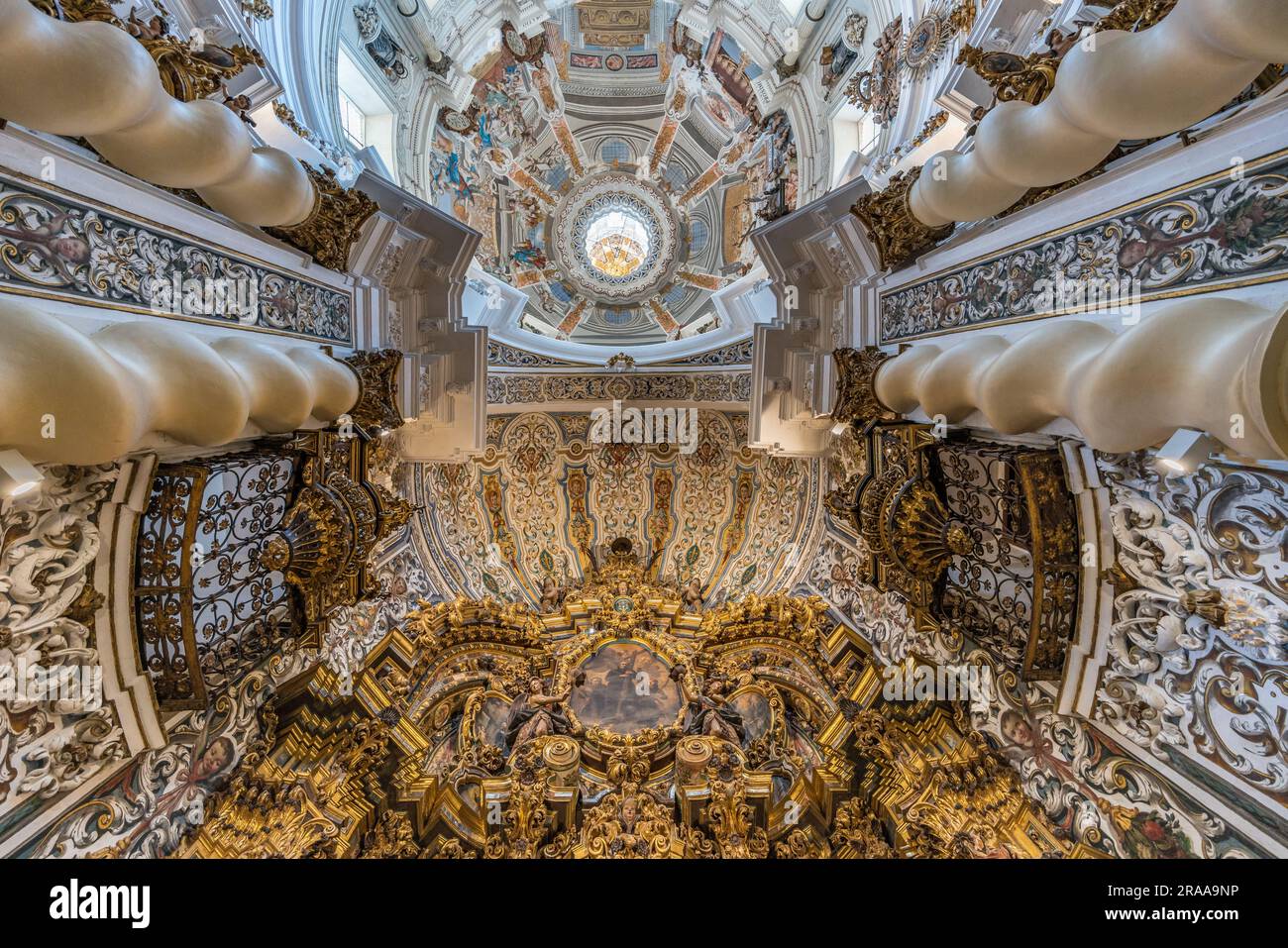 Sevilla, Spanien: Weitwinkelblick von innen auf den Altar des Heiligen franziskus Borgia, Säulen und Kuppel der Kirche San Luis de los Franceses. Stockfoto