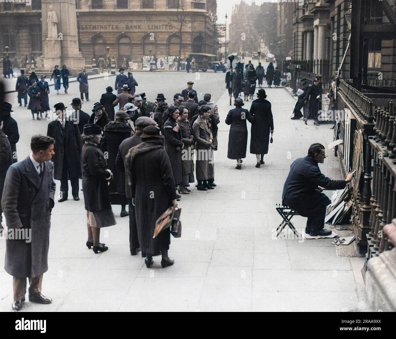 Ein Straßenkünstler arbeitet an Bildern vor St. Martin in den Fields, Trafalgar Square, London, während sich eine kleine Menschenmenge versammelt, um sie zu beobachten. Die Statue von Edith Cavell befindet sich im Hintergrund, ebenso eine Zweigstelle der Westminster Bank Limited an der Ecke St. Martin's Lane. Datum: 1937 Stockfoto