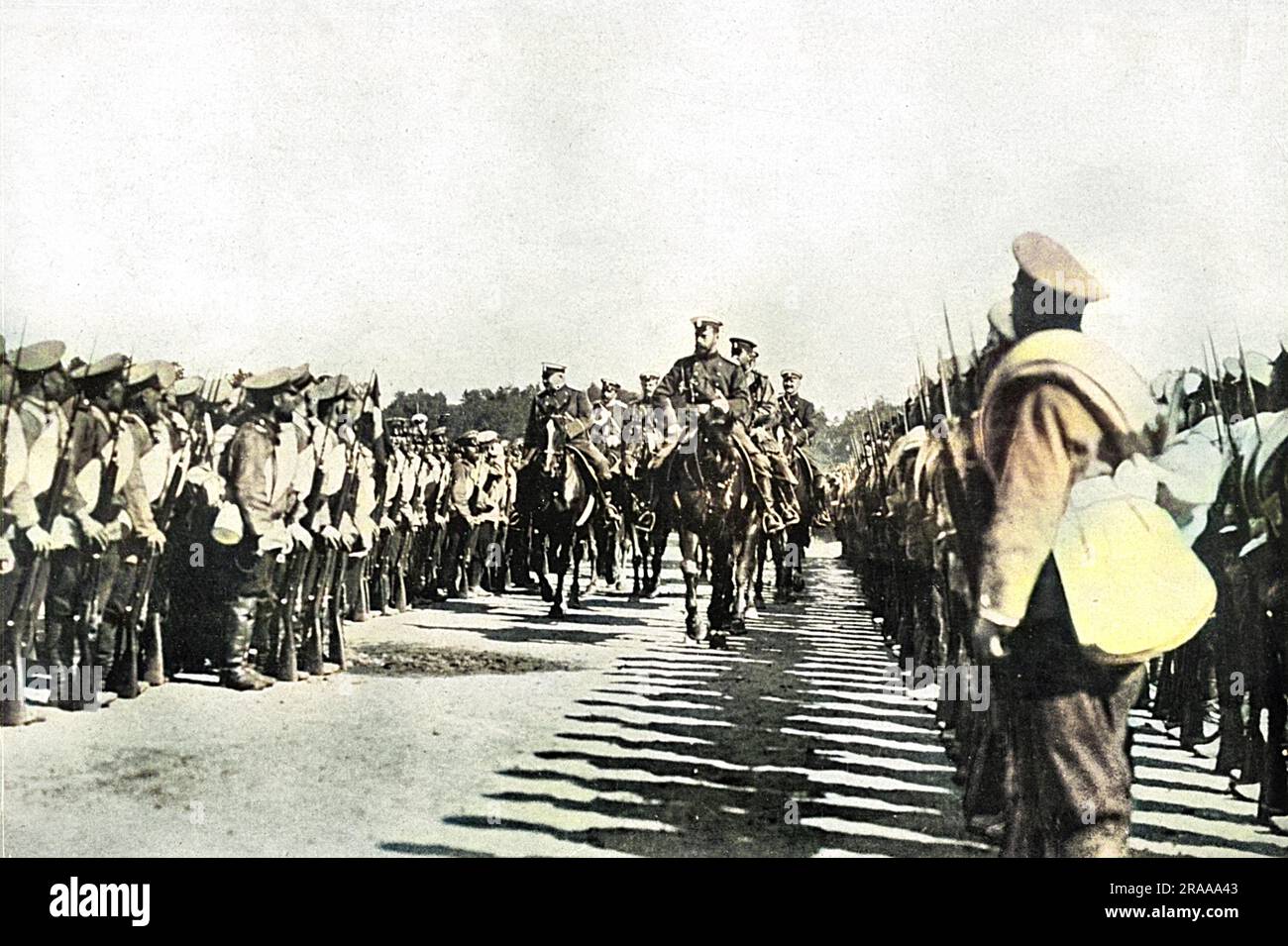 Zar Nicholas II. Von Russland, der Truppen zur Zeit des Ersten Weltkriegs inspiziert Die Kriegskraft Russlands zu Beginn des Krieges waren mindestens 2,8 Millionen Männer. Datum: c. 1914 Stockfoto