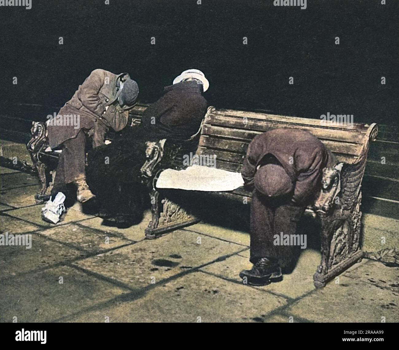 Männer, die nicht in einen Nachtschrank kommen konnten, schlafen auf einer Bank am Ufer in London. Eine Taschenlampe zeigt ihre Schlafformen, die in unangenehmen Winkeln gebogen sind, um Ruhe zu finden. Datum: 1910 Stockfoto