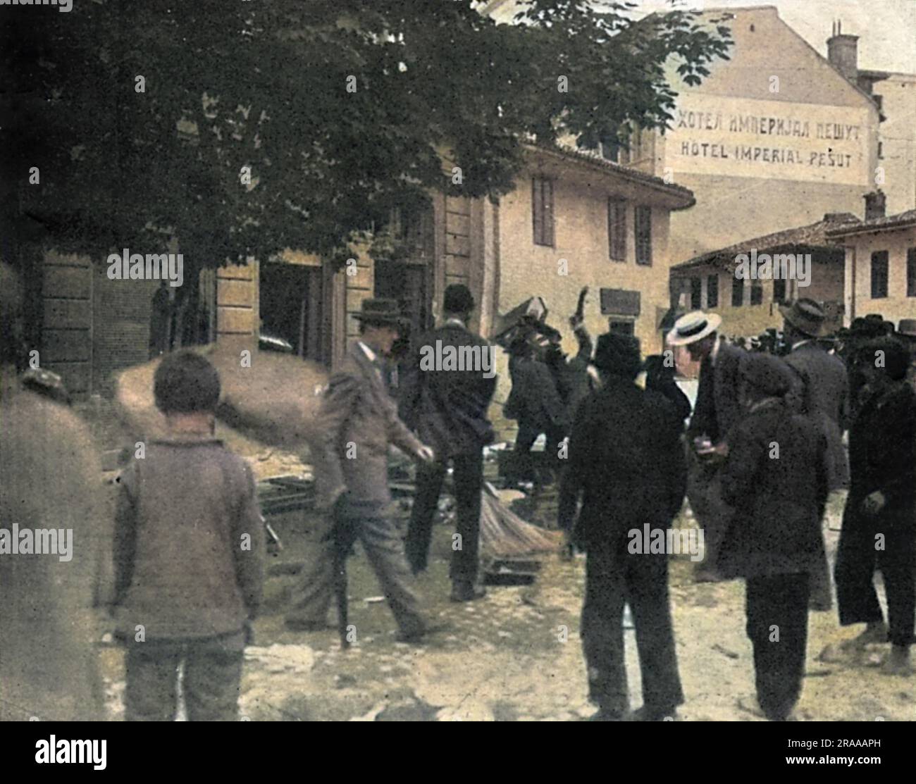 Nach der Ermordung von Erzherzog Franz Ferdinand von Österreich und seiner Frau bricht in Sarajewo ein antiserbischer Aufstand aus. Serbische Häuser und Hotels werden von wütenden Menschenmassen zerstört. Datum: 28. Juni 14 Stockfoto