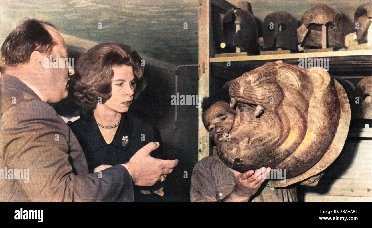 Im Museum in Olympia, Griechenland, zeigt Dr. Bartels, der deutsche Archäologe, Prinzessin Irene von den Hellenes einen großen Bronzelonenkopf Datum: Juli 64 Stockfoto